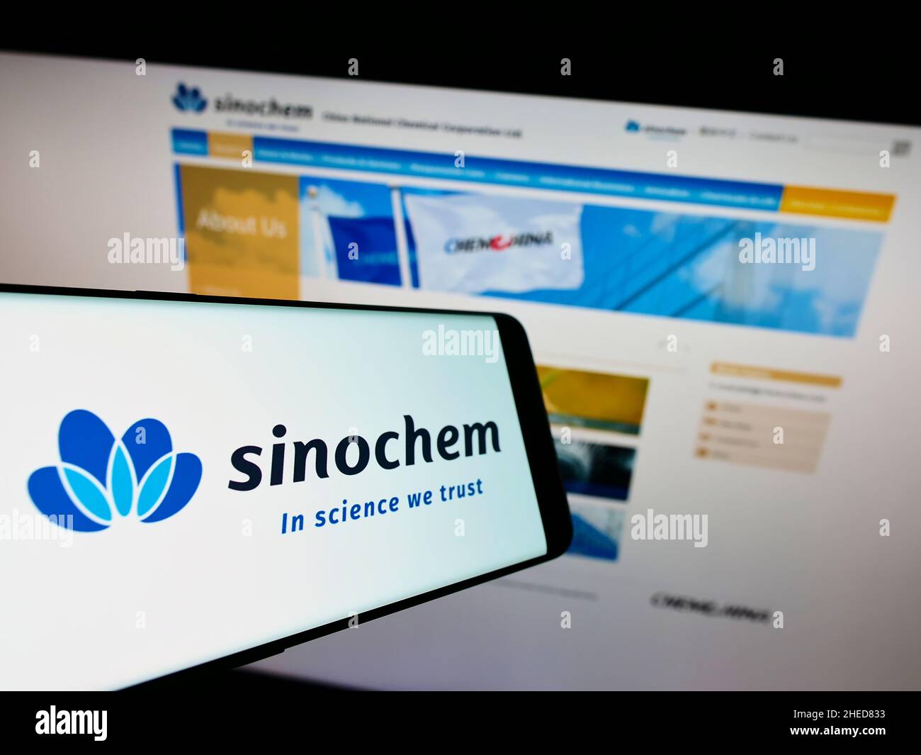 Téléphone portable avec logo de la société chinoise de produits chimiques Sinochem Corporation à l'écran devant le site Web.Mise au point au centre-gauche de l'écran du téléphone. Banque D'Images