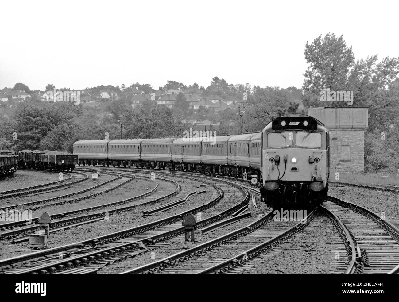 Une locomotive diesel de classe 50 numéro 50029 «renown» travaillant un service de réseau sud-est ouest de l'Angleterre qui approche Salisbury le 5th octobre 1991. Banque D'Images