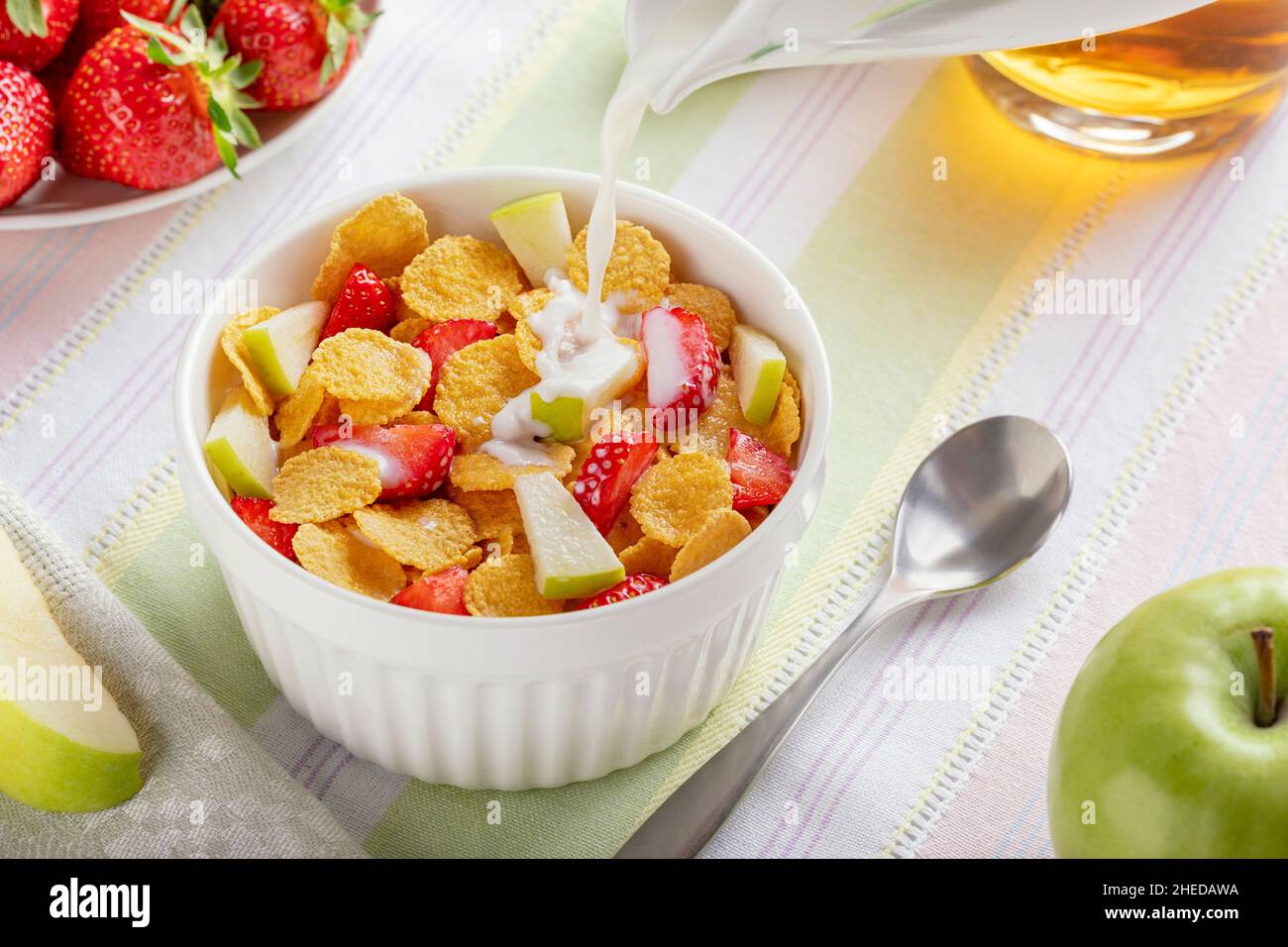 Petit-déjeuner sain cornflakes et fraises avec du lait et du jus de pomme. Bio en bonne santé. Close up Banque D'Images