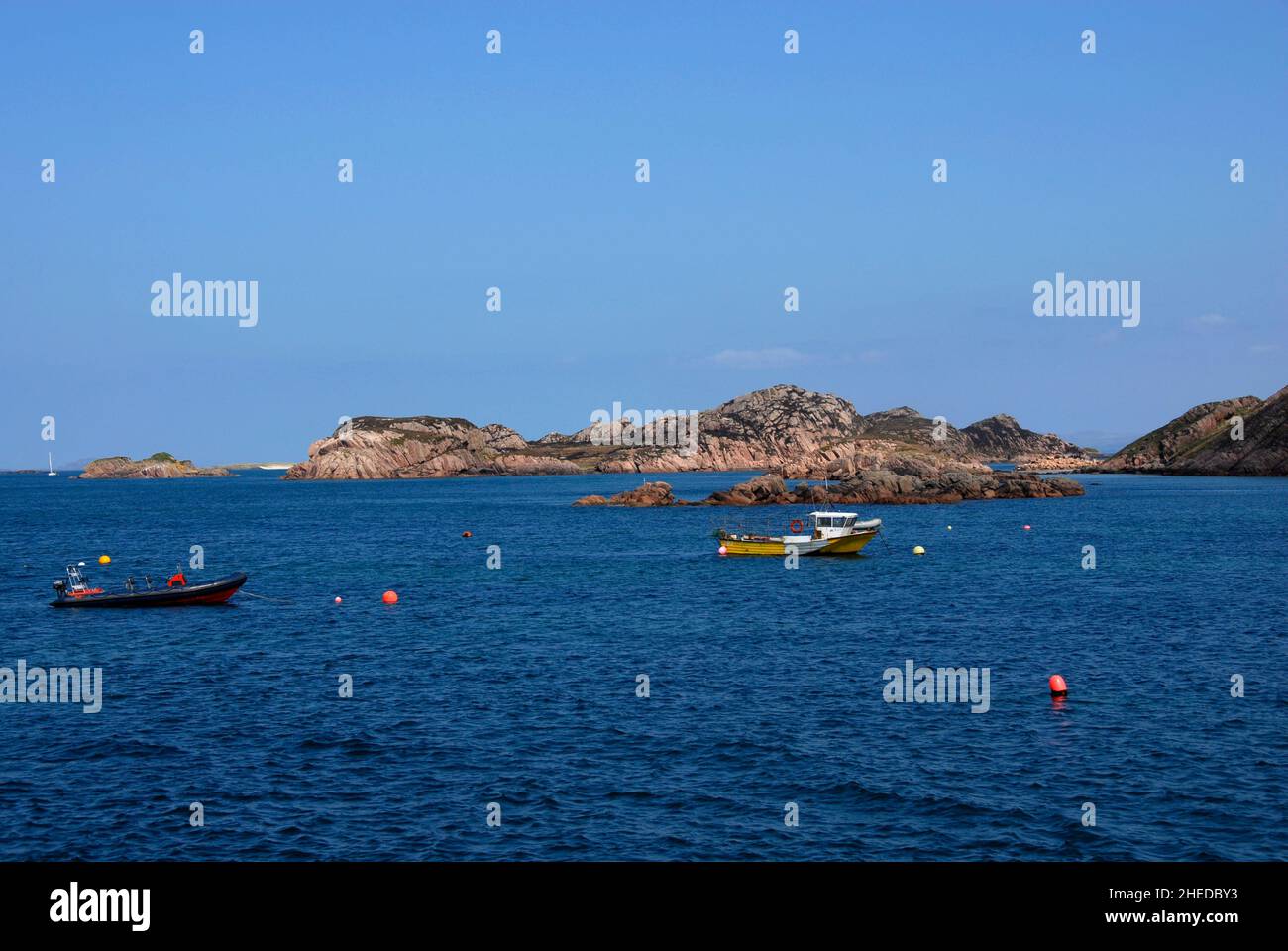 De petits bateaux amarrés au large de l'île d'Iona, Scotlamd Banque D'Images