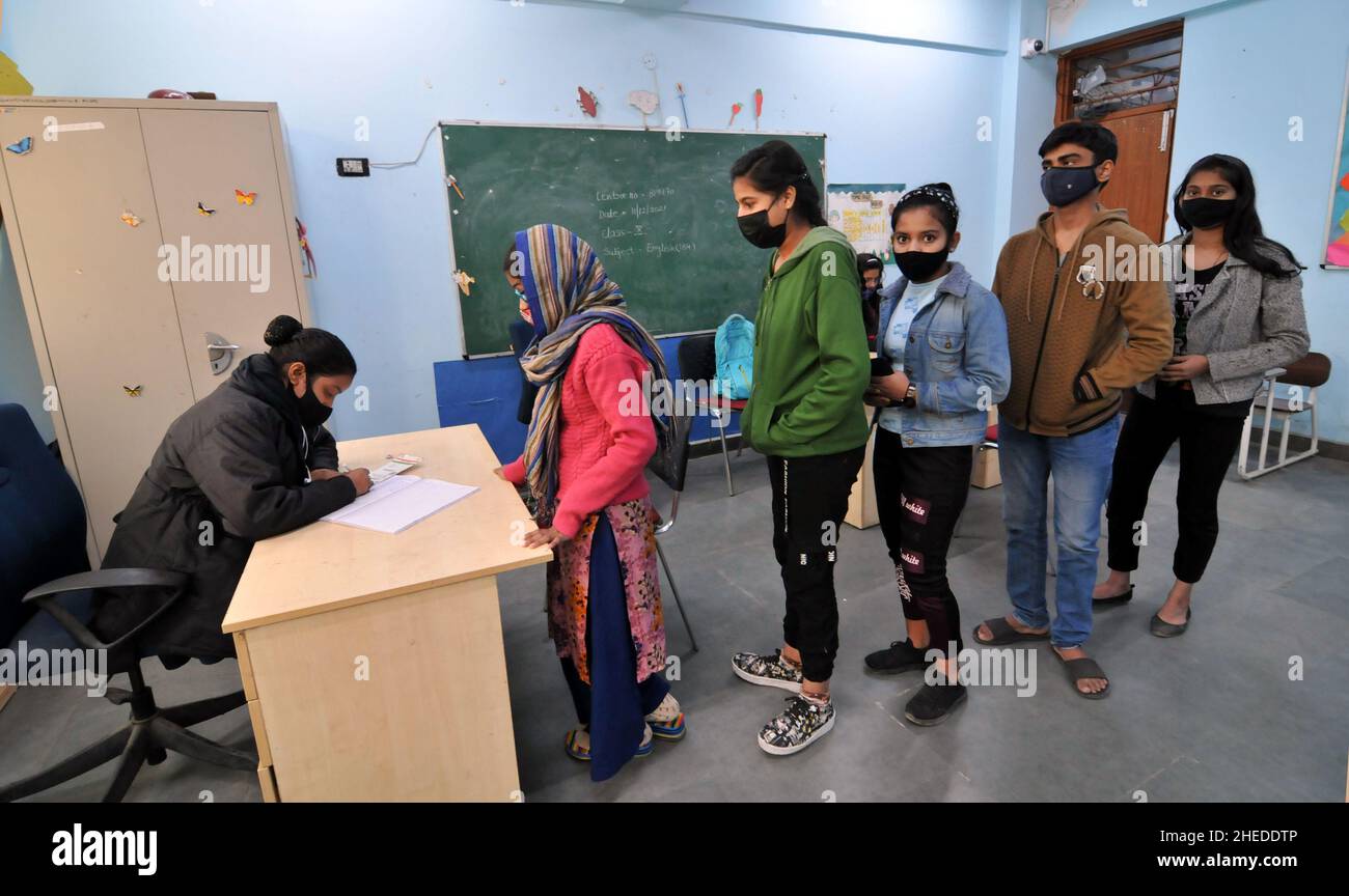 Les étudiants font la queue pour recevoir une dose contre la maladie de Covid-19, après l'augmentation des cas positifs pour la nouvelle variante Omicron.Le 10 janvier 2022 à New Delhi en Inde.(Photo de Ravi Batra/Eyepix Group) Banque D'Images