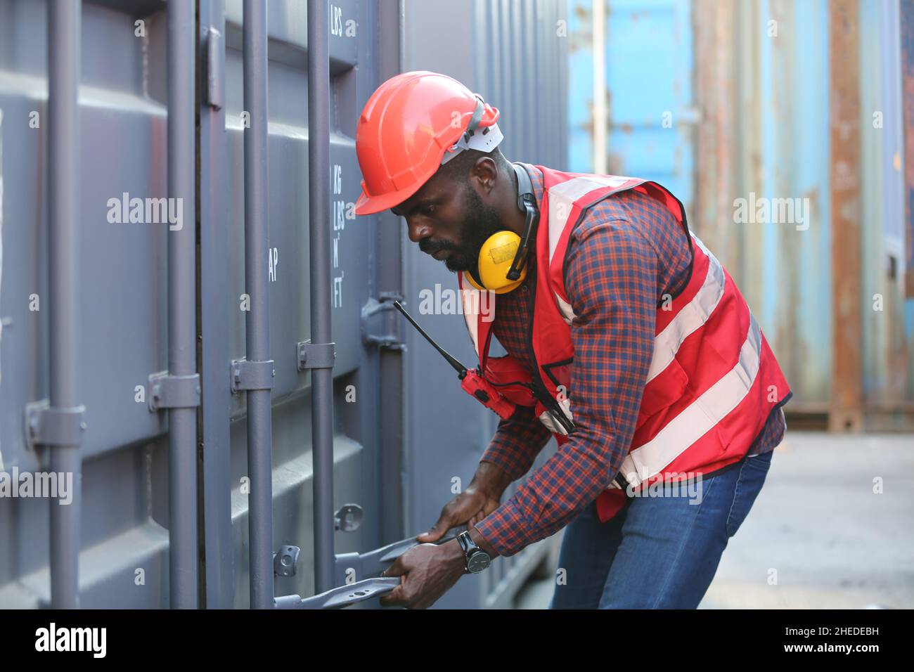 Le contremaître contrôle le chargement de la boîte de conteneurs du fret maritime pour l'importation et l'exportation.Conteneurs de fret dans le port maritime. Banque D'Images