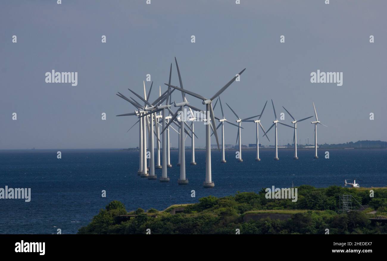 L'éolienne offshore dans les approches de la Copenhague, Danemark Banque D'Images L'éolienne offshore dans les approches de la Copenhague, Danemark Banque D'Images