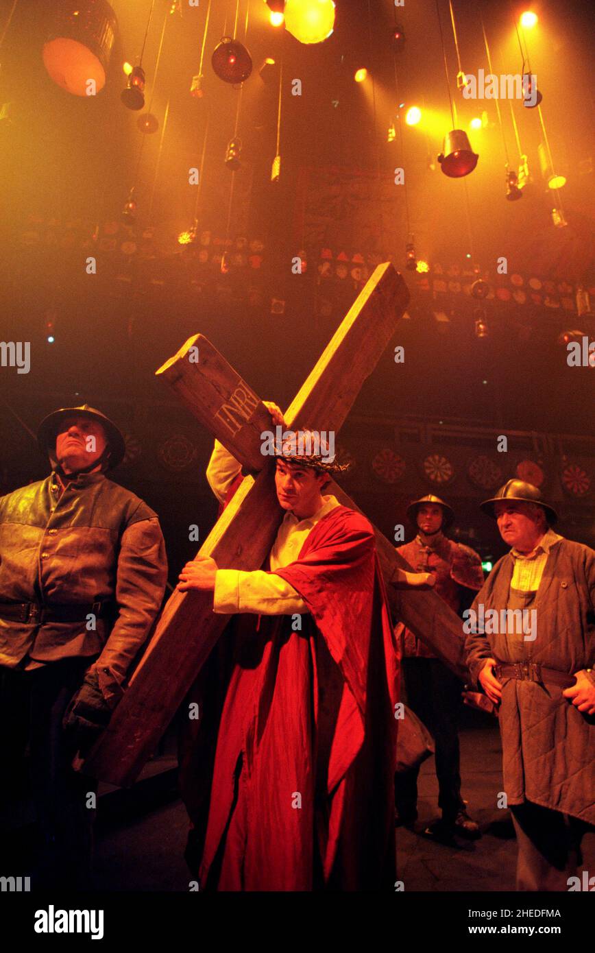 La passion: Joe Duttine (Jesus) dans LES MYSTÈRES au Cottesloe Theatre, National Theatre (NT), Londres SE1 18/12/1999 dans une version de Tony Harrison design: William Dudley éclairage: Laurie Clayton directeur: Bill Bryden Banque D'Images