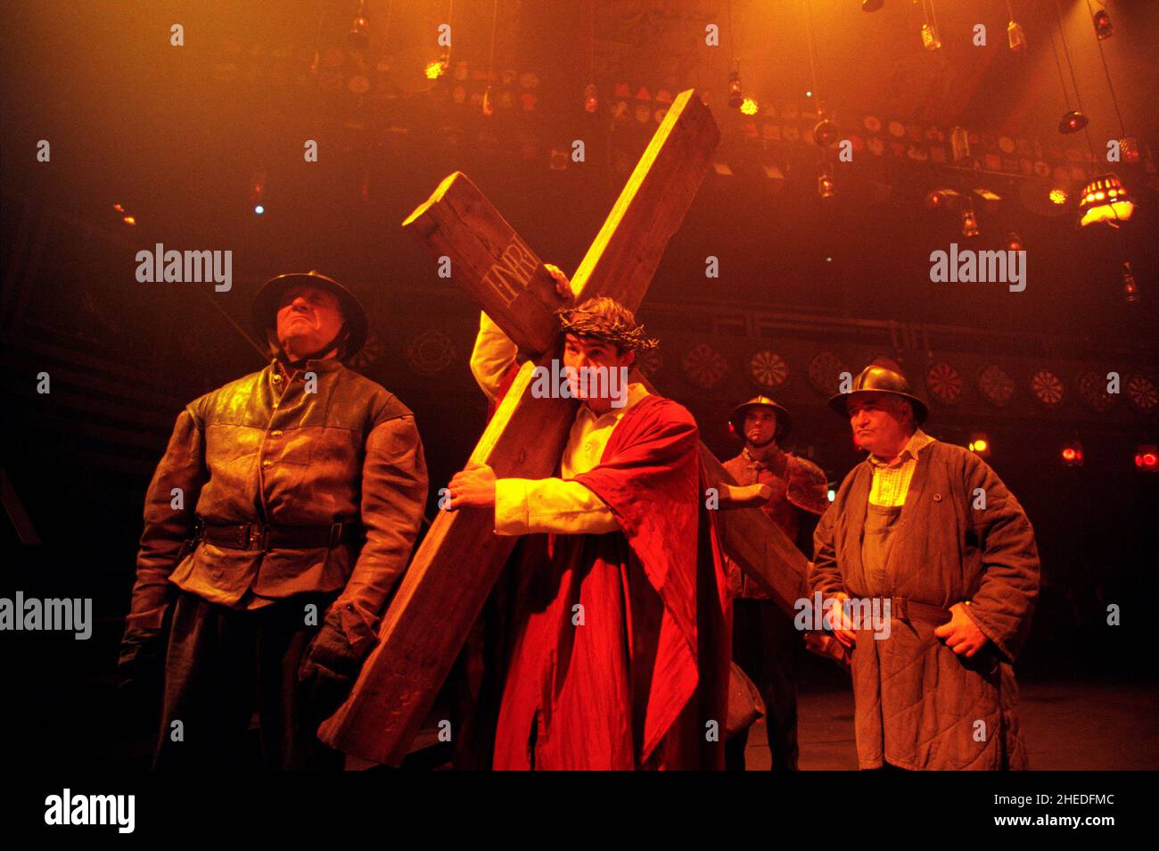 La passion: Joe Duttine (Jesus) dans LES MYSTÈRES au Cottesloe Theatre, National Theatre (NT), Londres SE1 18/12/1999 dans une version de Tony Harrison design: William Dudley éclairage: Laurie Clayton directeur: Bill Bryden Banque D'Images