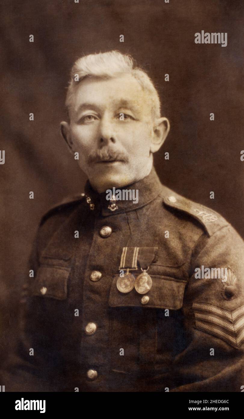 Une image de l'entre-guerre d'un soldat britannique et d'un ancien combattant de la première Guerre mondiale, un sergent dans une unité de l'Armée territoriale du Kent des Royal Engineers. Portant ses médailles - la British War Medal et la territorial Efficiency Medal. C. 1920s. Banque D'Images