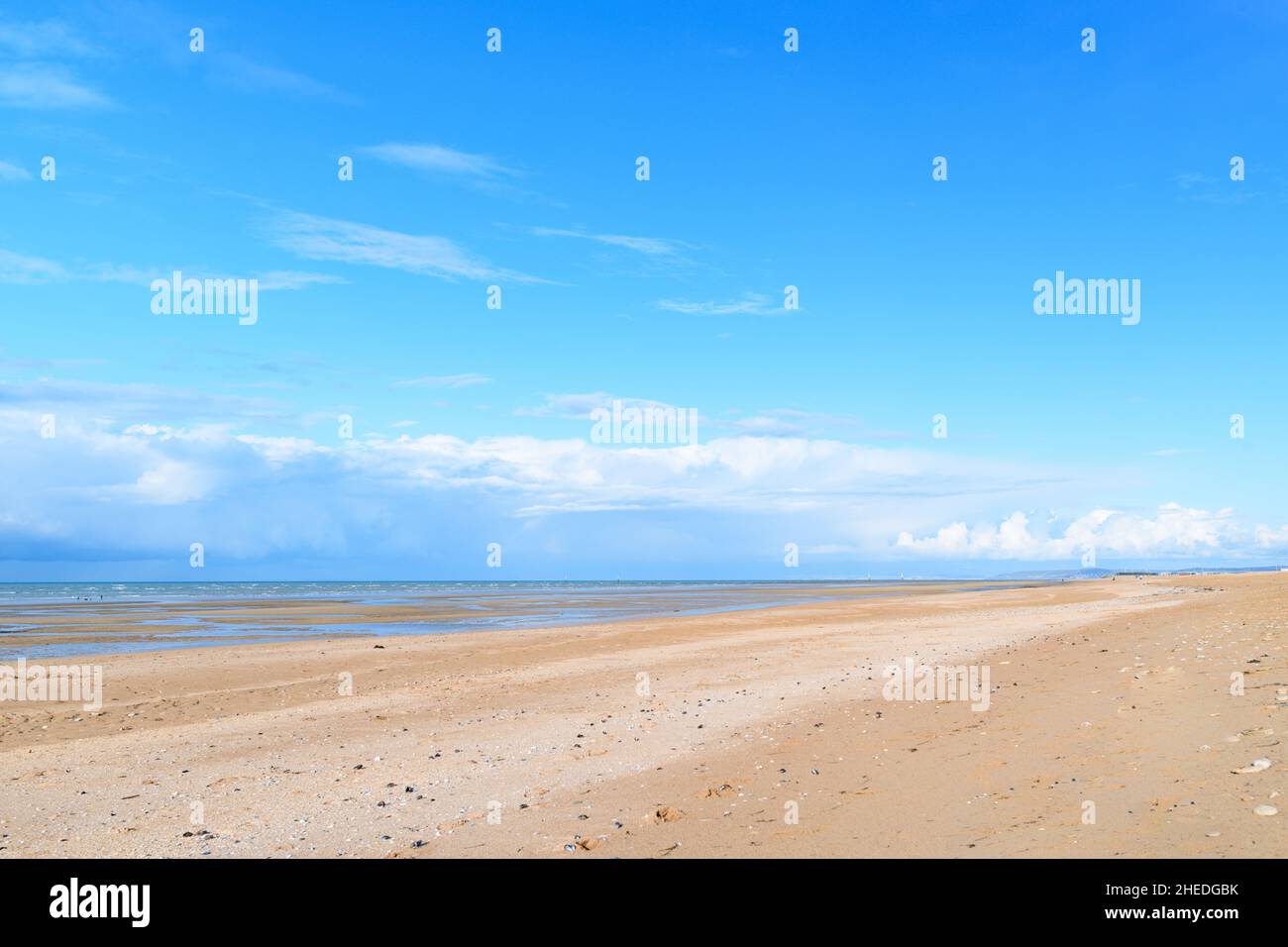 Cette photo de paysage a été prise en Europe, en France, en Normandie, à Ouistreham, en été.Nous pouvons voir la longue plage de sable sur la rive de la mer de Manche, un Banque D'Images