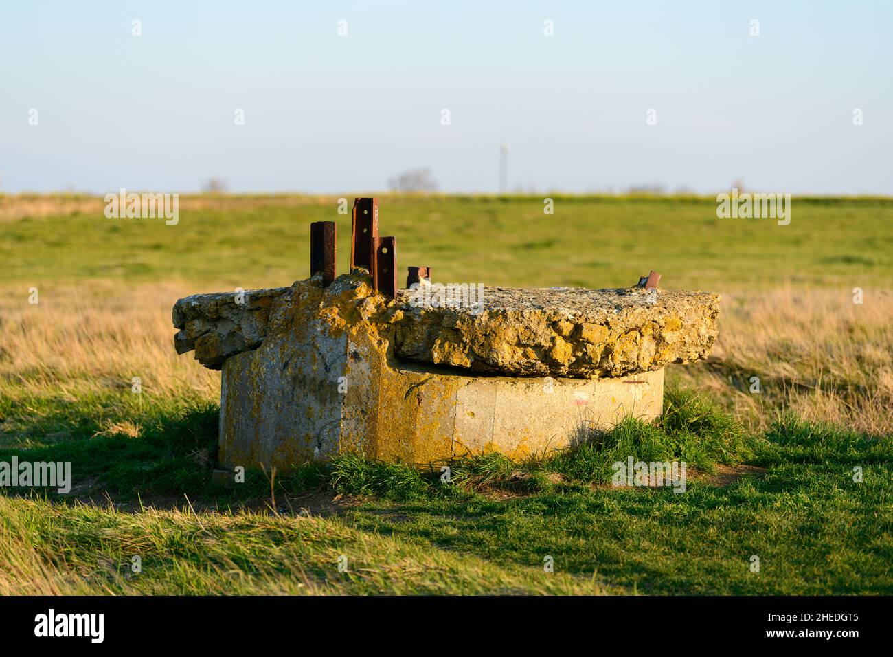 Cette photo de paysage a été prise en Europe, en France, en Normandie, à Arromanches-les-bains, en été.Nous voyons un élément d'une fortification allemande, sous le S Banque D'Images