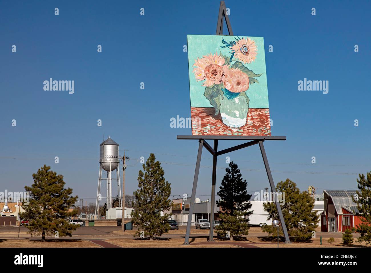 Goodland, Kansas - Une reproduction des « trois tournesols dans un vase » de Vincent Van Gogh sur le Big Easel, dans l'ouest rural du Kansas.Le haut de 80 pieds de travail W Banque D'Images