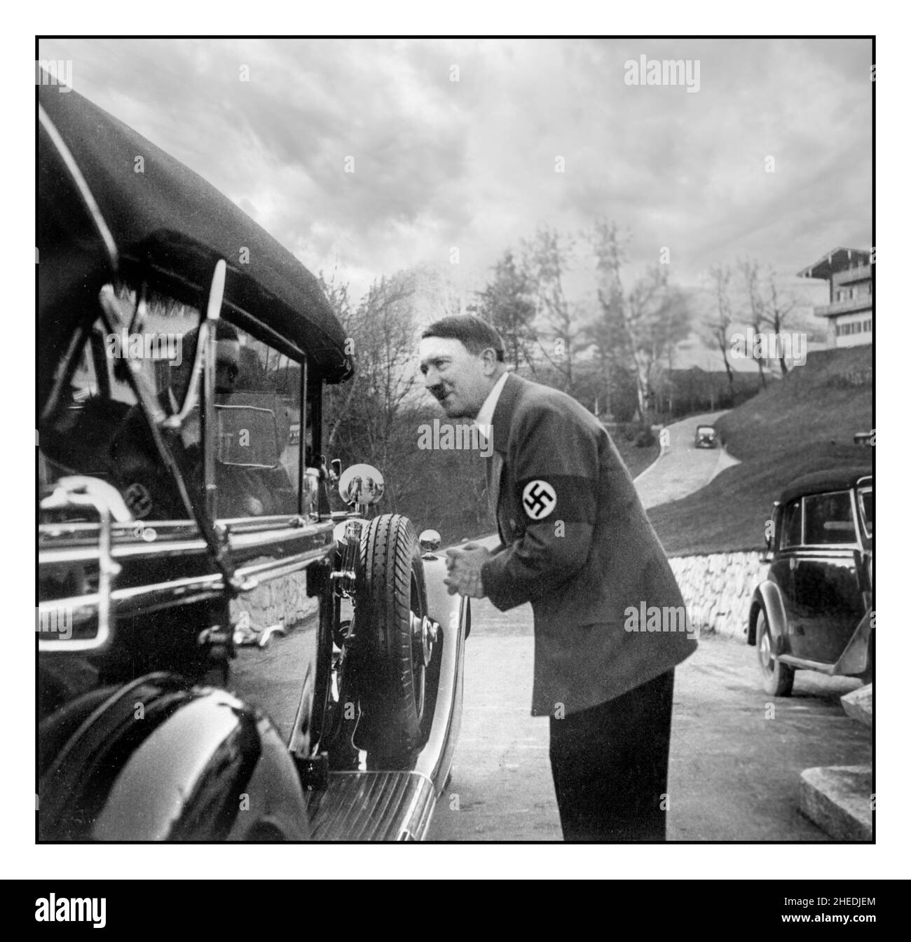 Adolf Hitler portant un brassard nazi Swastika salue la visite du Trésorier de Reich Schwarz, arrivant en voiture Mercedes décapotable officielle d’Adolf Hitler le 1938 novembre chez Berchtesgaden, en haute-Bavière, en Allemagne.Franz Xaver Schwarz (27 novembre 1875 – 2 décembre 1947) était un haut fonctionnaire allemand du Parti nazi qui a servi comme Reichsschatzmeister (Trésorier national) du Parti tout au long de son existence.Il a également été l'un des membres les plus élevés du Schutzstaffel (SS) Banque D'Images