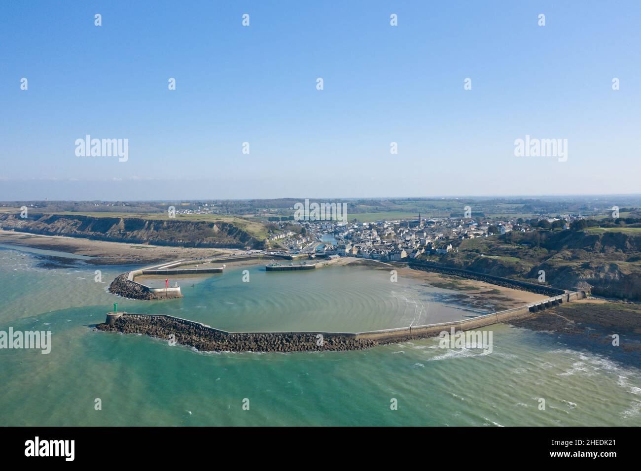 Cette photo de paysage a été prise en Europe, en France, en Normandie, vers la plage d'Omaha, au printemps.Nous voyons le port de la ville de Port en Bessin, sous t Banque D'Images