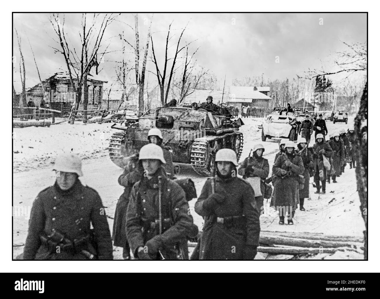 Opération Barbarossa WW2 1941 troupes d'infanterie de l'Allemagne nazie et véhicules blindés, y compris le fusil automoteur StuG III Ausf B et la voiture blindée SdKfz 222, entrent dans le village sur le front russe de Moscou.Opération Barbarossa, nom original opération Fritz, pendant la Seconde Guerre mondiale, nom de code pour l'invasion allemande de l'Union soviétique, qui a été lancée le 22 juin 1941.L'échec des troupes allemandes à vaincre les forces soviétiques dans la campagne a marqué un tournant décisif dans la guerre. Banque D'Images