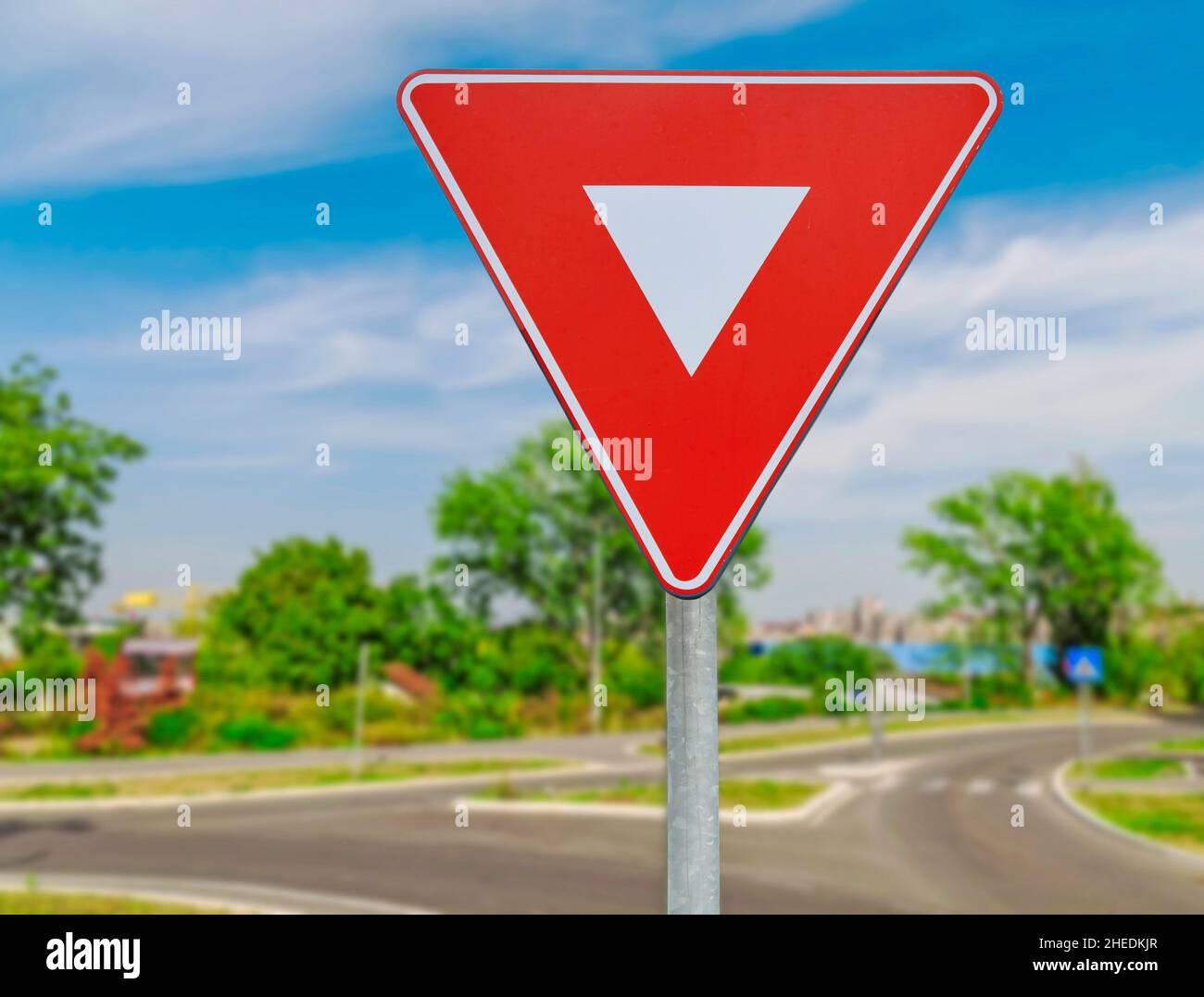 Triangle rouge du panneau de coordination de la circulation routière Banque D'Images