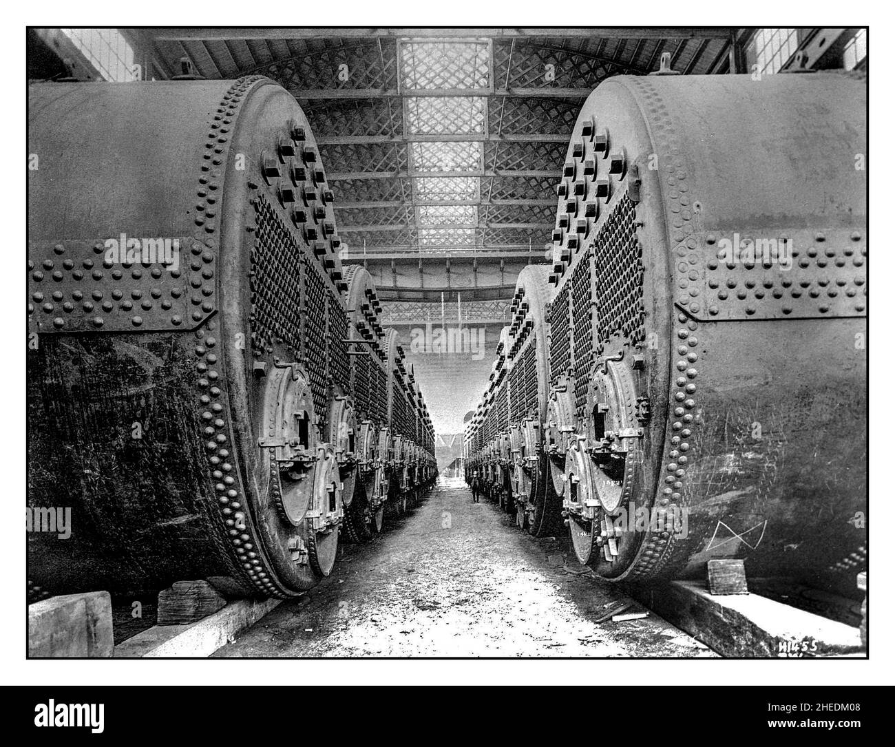 Chaudières RMS Titanic assemblées et prêtes à être installées dans les archives RMS Titanic images des années 1900 Harland et Wolff chantiers navals RMS Titanic était le plus grand navire à flot au moment de son entrée en service et le deuxième des trois navires de classe olympique exploités par la White Star Line. Il a été construit par le chantier naval Harland and Wolff à Belfast. Banque D'Images