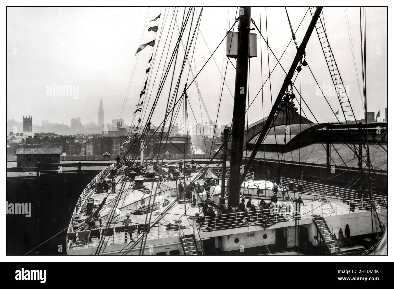 Vintage 1911 le pont avant de la RMS Olympic amarre dans le port de New York, avec l'horizon de la ville de New York en arrière-plan, photographié par William H. Rau la vue qui aurait dû accueillir RMS Titanic en 1912 Date juin 1911 Banque D'Images