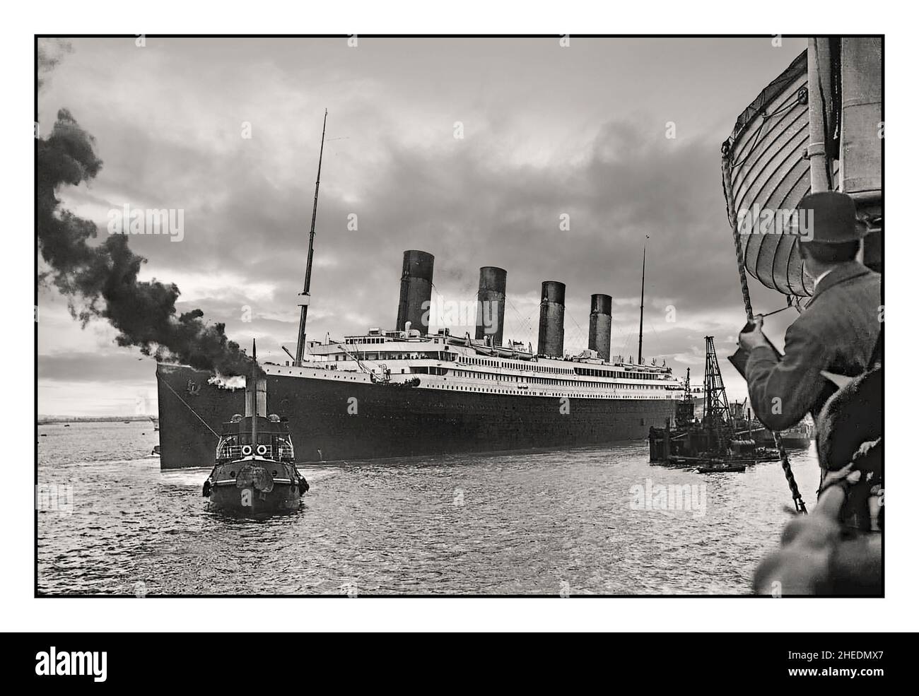 RMS Titanic 10th avril 1912 : voyage inaugural avec une photographe de presse en avant-plan au départ de Southampton, Royaume-Uni, lors de son voyage fatidique en voilier à New York, où elle a tragiquement sombré 5 jours plus tard, le 15th avril, avec une énorme perte de vie après avoir frappé un iceberg Banque D'Images