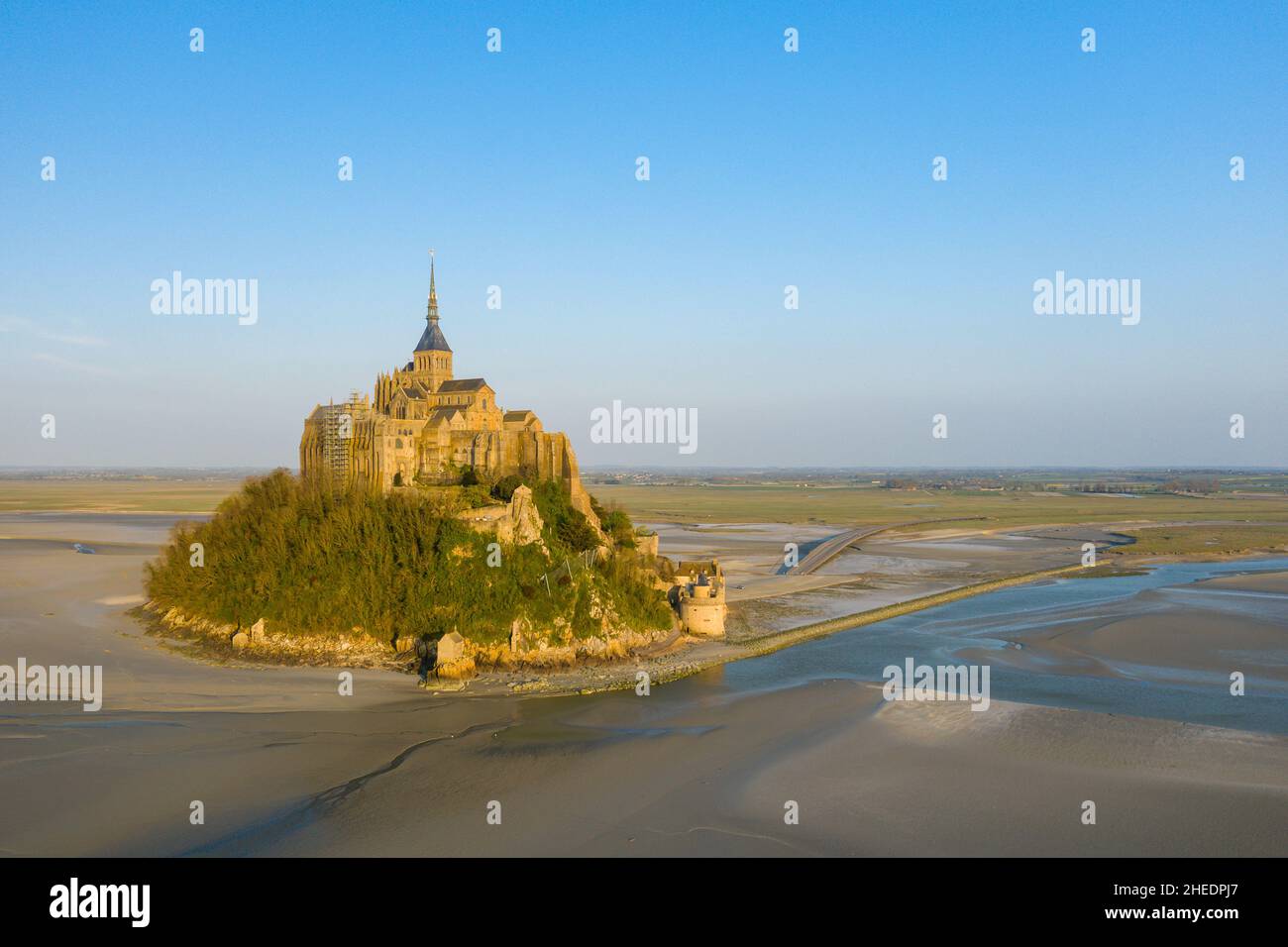 Cette photo de paysage a été prise en Europe, France, Normandie, Manche, au printemps.Nous voyons le Mont-Saint-Michel face à la campagne normande, en dessous Banque D'Images
