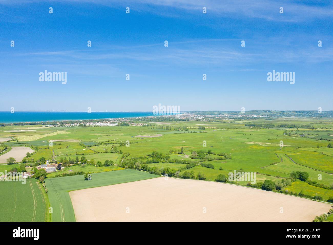Cette photo de paysage a été prise en Europe, en France, en Normandie, près de Deauville, en été.Nous pouvons voir la campagne verdoyante de Normandie et quelques villages, Banque D'Images