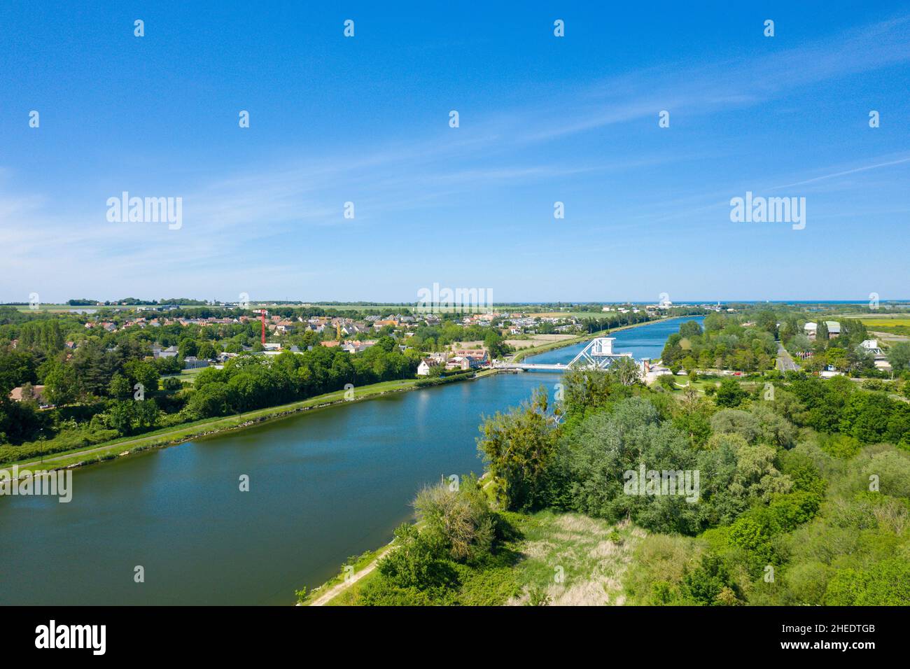Cette photo de paysage a été prise en Europe, France, Normandie, en direction de Caen, Ranville,en été.Nous voyons le pont Pegasus au milieu de la co verte Banque D'Images