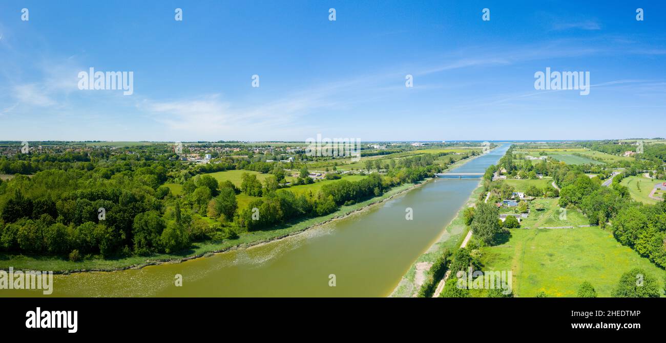 Cette photo de paysage a été prise en Europe, France, Normandie, en direction de Caen, Ranville,en été.Nous voyons la vue panoramique du pont Pegasus et du Banque D'Images