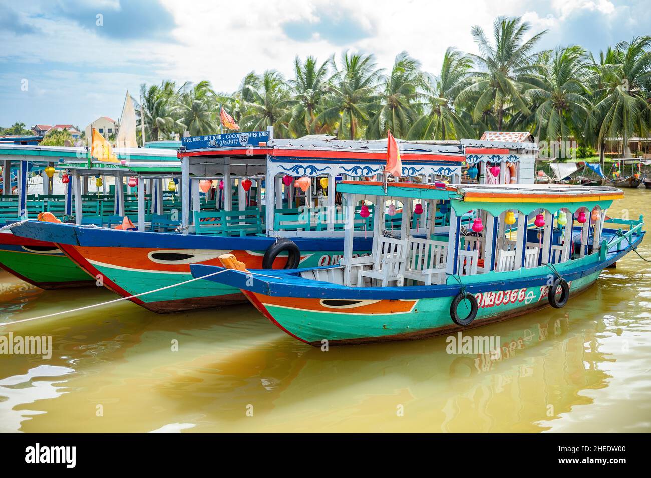 Hoi an, Vietnam - 21 novembre 2019 : bateaux colorés pour les touristes sur le fleuve Hoai Banque D'Images