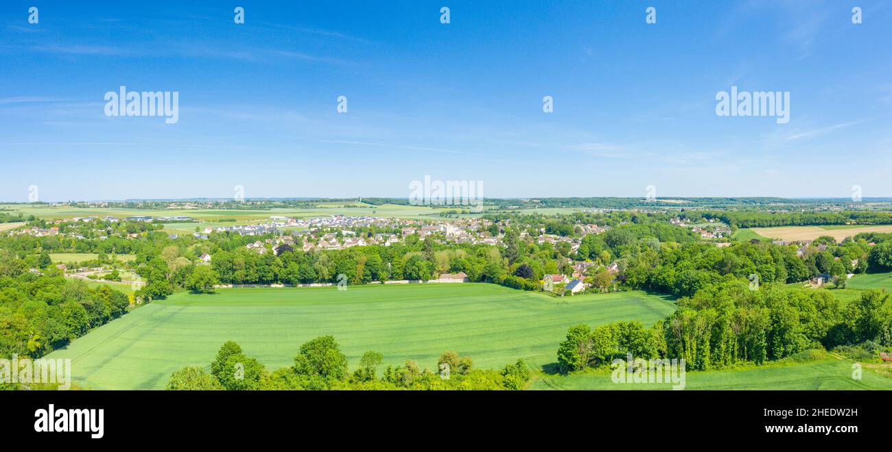 Cette photo de paysage a été prise en Europe, France, Normandie, en direction de Caen, Ranville,en été.Nous voyons la vue panoramique de la ville de Ranville, dans l'uedn Banque D'Images