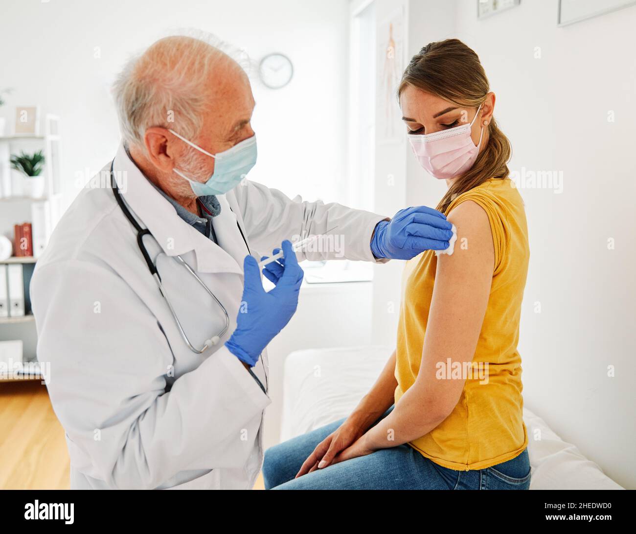 vaccin médicament seringue vaccin médecin injection médical santé virus hôpital soins patient grippe masque coronavirus corona senior Banque D'Images