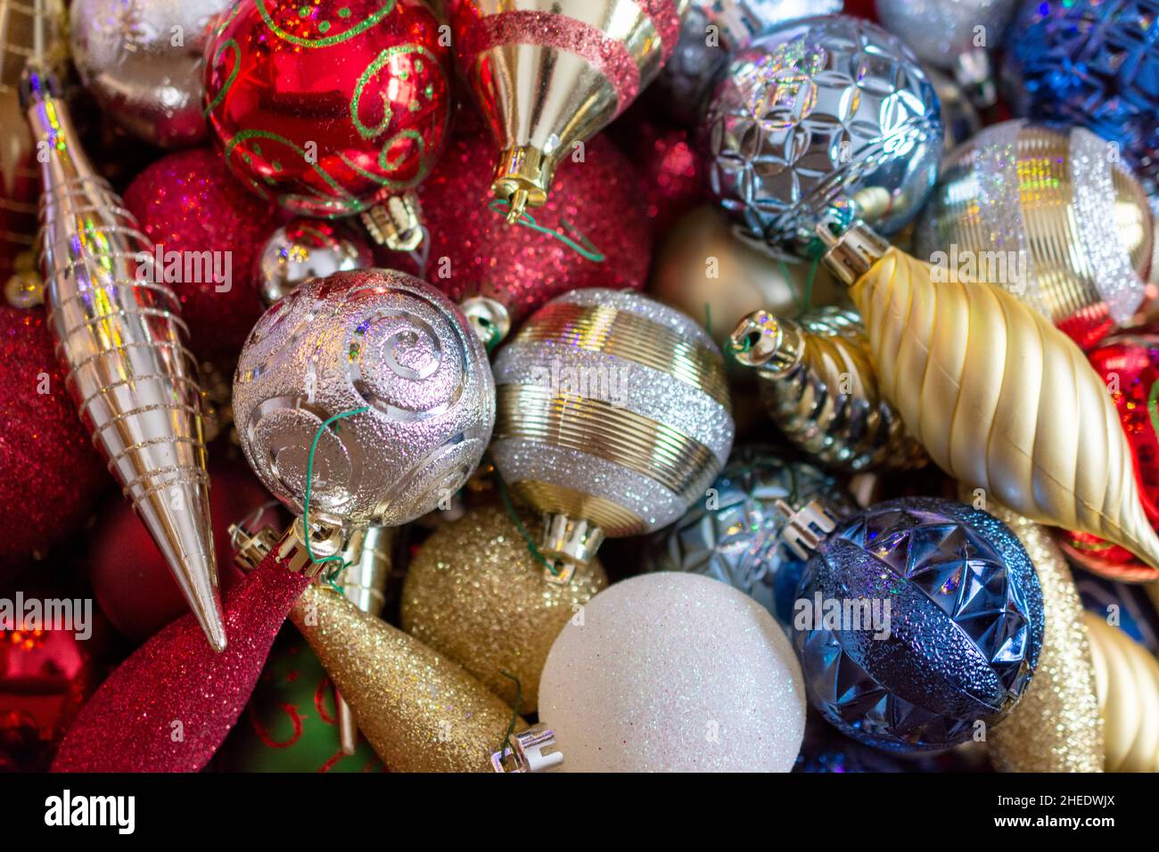 Une collection de décorations d'arbre de Noël. Banque D'Images