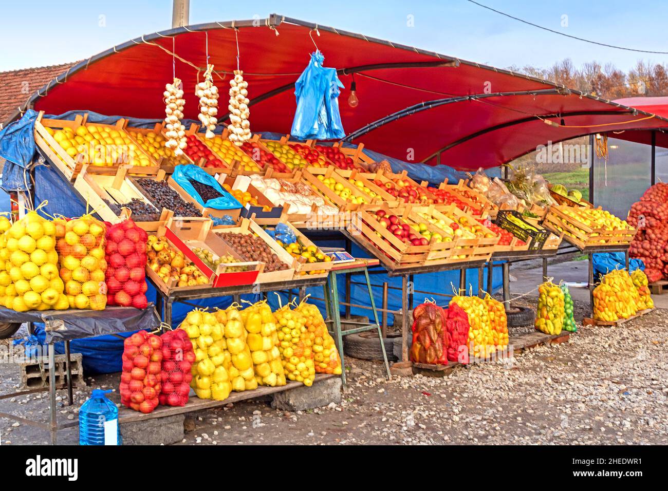 Légumes et fruits frais biologiques dans des caisses et des sacs vendus sur le marché stallent à l'extérieur Banque D'Images