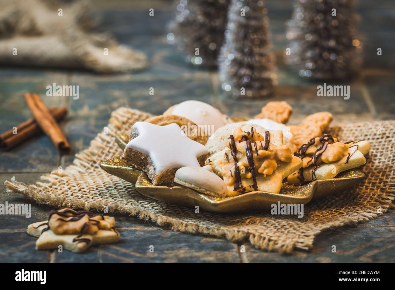 Biscuits de Noël sur une assiette en forme d'étoile avec décoration de noël et bâtons de cannelle Banque D'Images