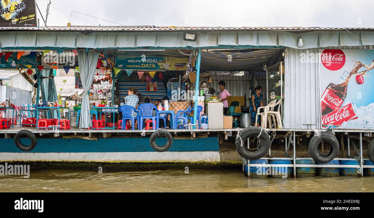 CAI Rang, Vietnam - 24 novembre 2019 : un restaurant sur pilotis sur les rives de la rivière Mecong Banque D'Images