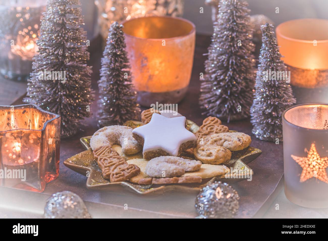 Biscuits de Noël sur une assiette en forme d'étoile avec décoration de noël et bougies Banque D'Images