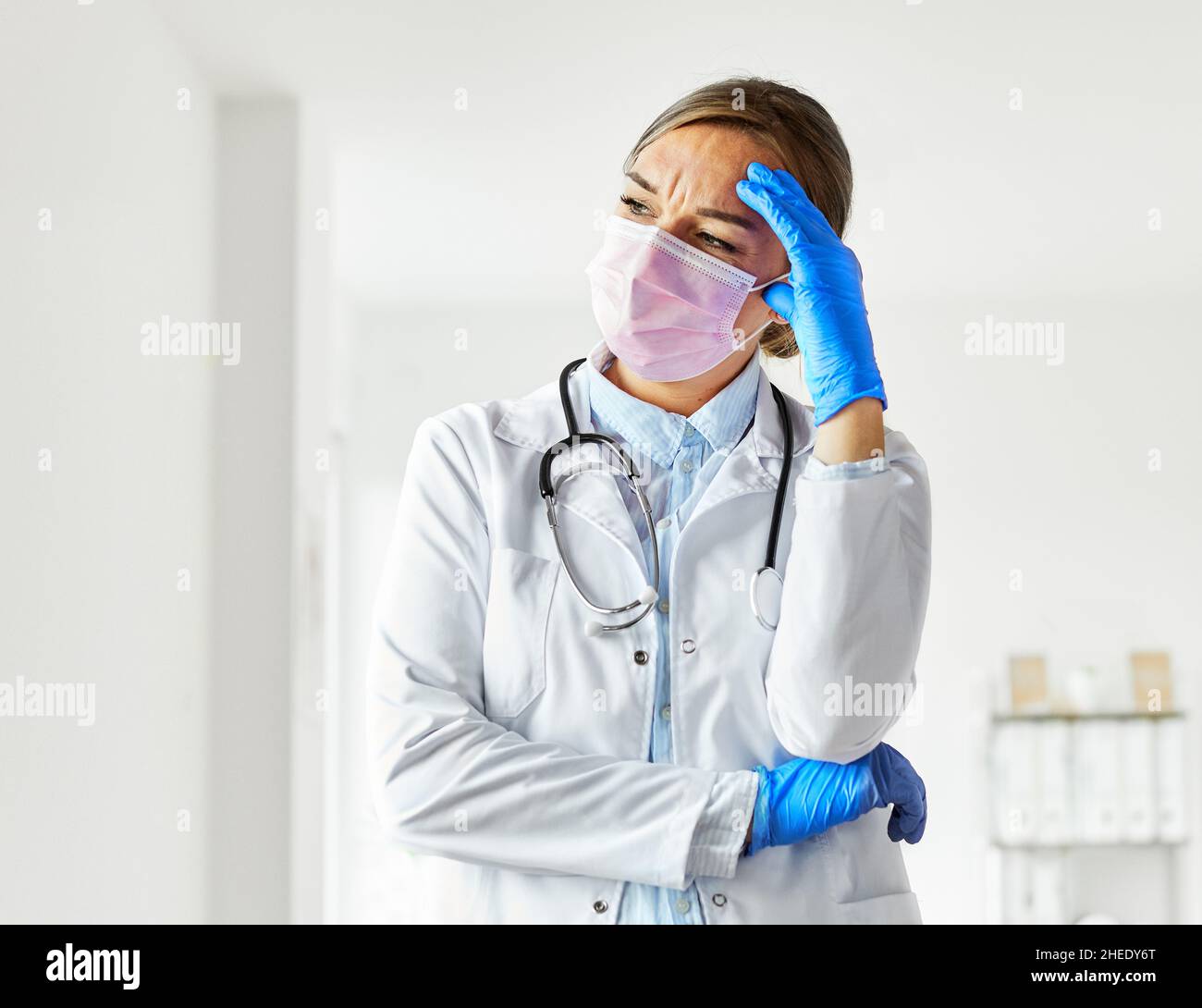 médecin masque médical épuisé hôpital coronavirus santé virus fatigué femme infirmière soins pandémique médecine Banque D'Images