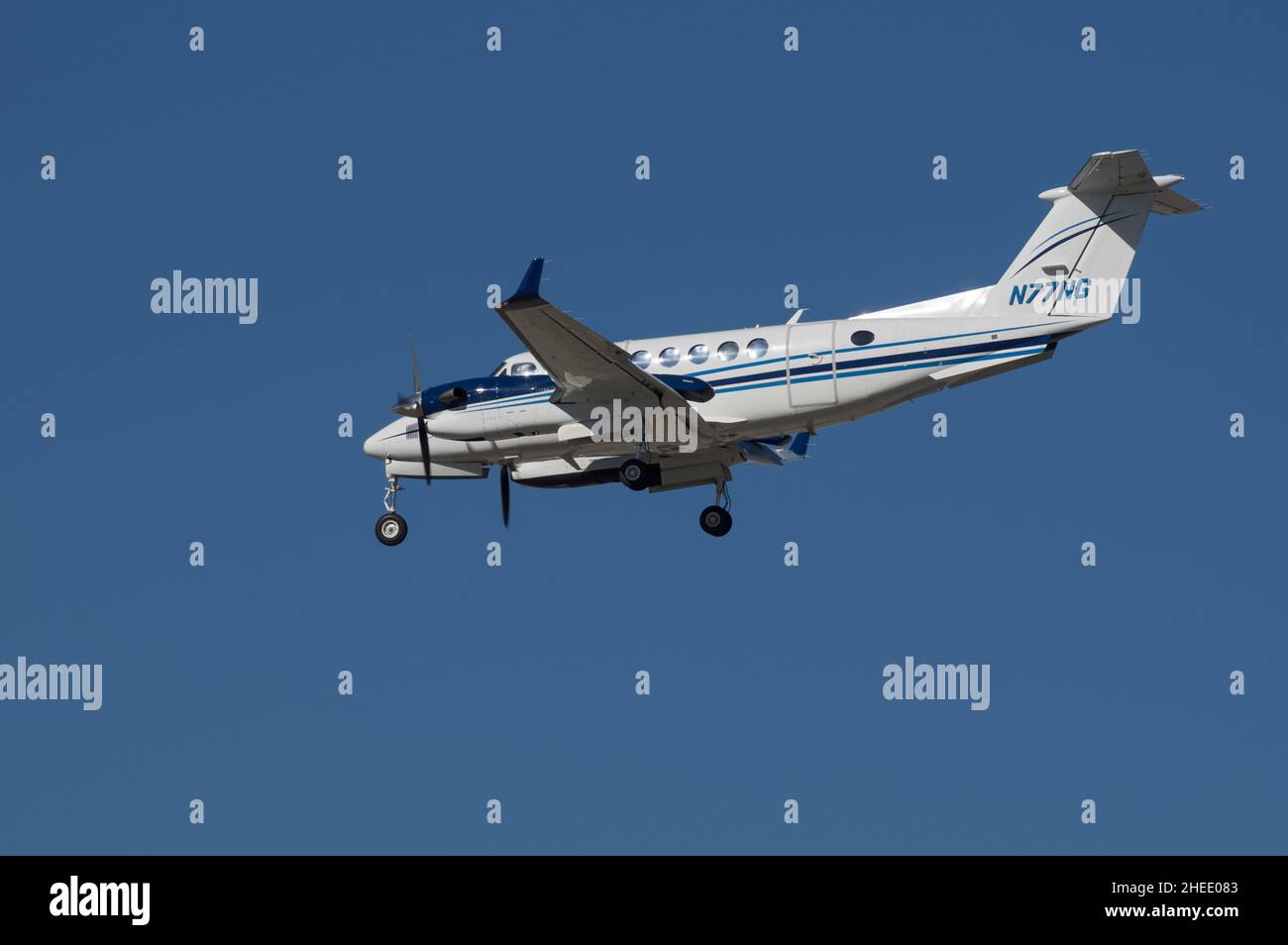Los Angeles, CA, USA - janvier 9 2022: Image 2016 Textron Aviation Inc B300 de avec enregistrement N77NG montré approchant LAX, Los Angeles Internationa Banque D'Images
