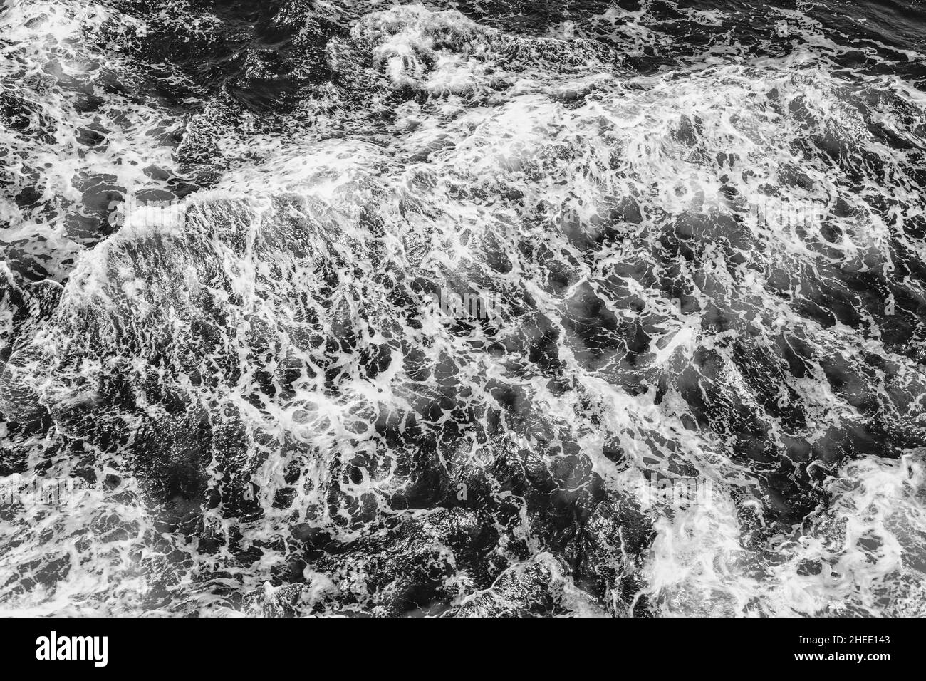 Texture vue de dessus des vagues de l'océan noir et blanc.Photographie abstraite d'art nature pour la décoration intérieure.Décoration côtière sur la plage Banque D'Images