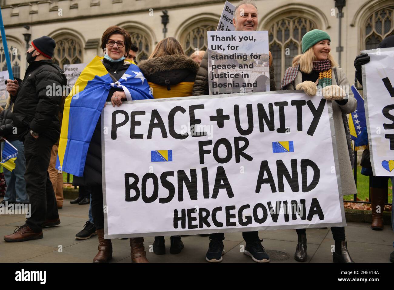 Les manifestants tiennent une bannière pendant la manifestation.La diaspora de Bosnie-Herzégovine et les partisans de l'unité du pays se sont réunis sur la place du Parlement à Londres pour faire prendre conscience d'une nouvelle crise bosniaque potentielle.Après que les Serbes de Bosnie aient bloqué le travail du gouvernement central, les craintes ont été reparquées d'une rupture à l'échelle du pays dans leur plus grande crise depuis la guerre de 1990s. Banque D'Images