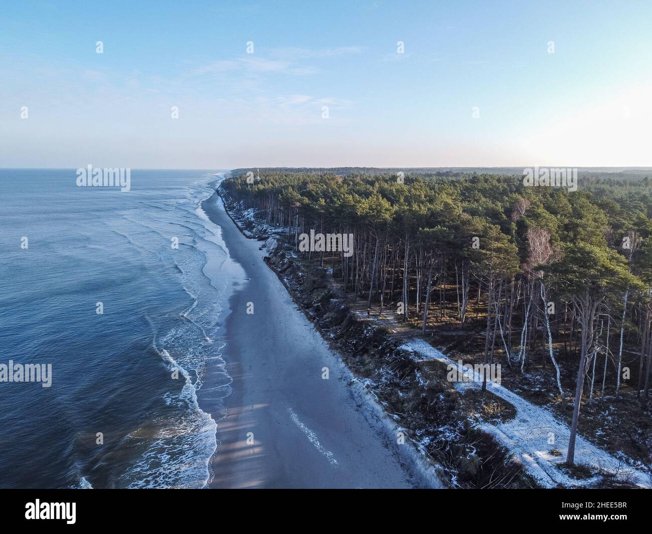 Lubiatowo, Pologne 9th janv. 2022 vue aérienne de la côte de la mer Baltique dans le paysage d'hiver où la centrale nucléaire sera située est vue à Lubiatowo, municipalité de Choczewo,Pologne le 9 janvier 2022, les villages côtiers de Lubiatowo et de Kopalino ont été nommés par le gouvernement comme lieu de prédilection pour la première grande centrale nucléaire polonaise.Credit: Vadim Pacajev/Alay Live News Banque D'Images