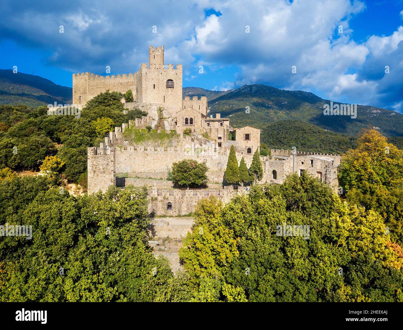 Château de Requesens entouré de forêt, massif de Neulos Albera, Alt Emporda, province de Gérone, Catalogne, Espagne.Probablement existant depuis le CEN de 9th Banque D'Images