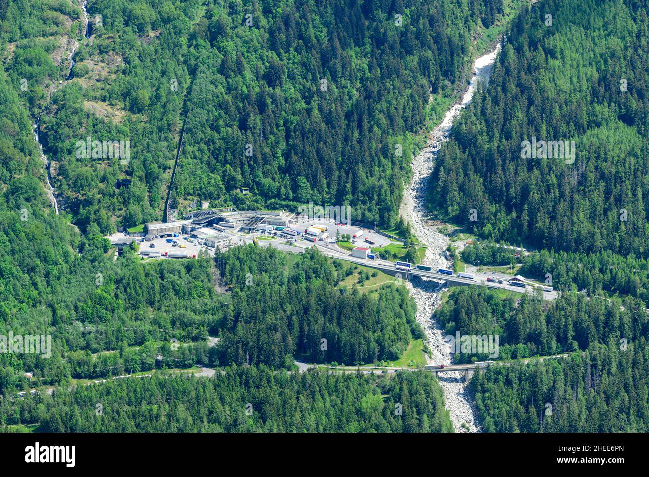 Cette photo de paysage a été prise en Europe, en France, dans les Alpes, en direction de Chamonix, en été.Nous voyons l'entrée du tunnel du Mont blanc dans le gre Banque D'Images