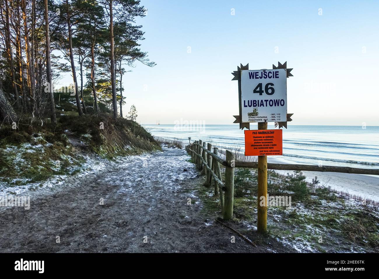 Lubiatowo, Pologne.09th janvier 2022.Lubiatowo, Pologne 9th janv. 2022 vue générale de la côte de la mer Baltique dans le paysage d'hiver où la centrale nucléaire sera située est vue à Lubiatowo, municipalité de Choczewo,Pologne le 9 janvier 2022, les villages côtiers de Lubiatowo et de Kopalino ont été nommés par le gouvernement comme lieu de prédilection pour la première grande centrale nucléaire polonaise.(Photo de Vadim Pacajev/Sipa USA) crédit: SIPA USA/Alay Live News Banque D'Images