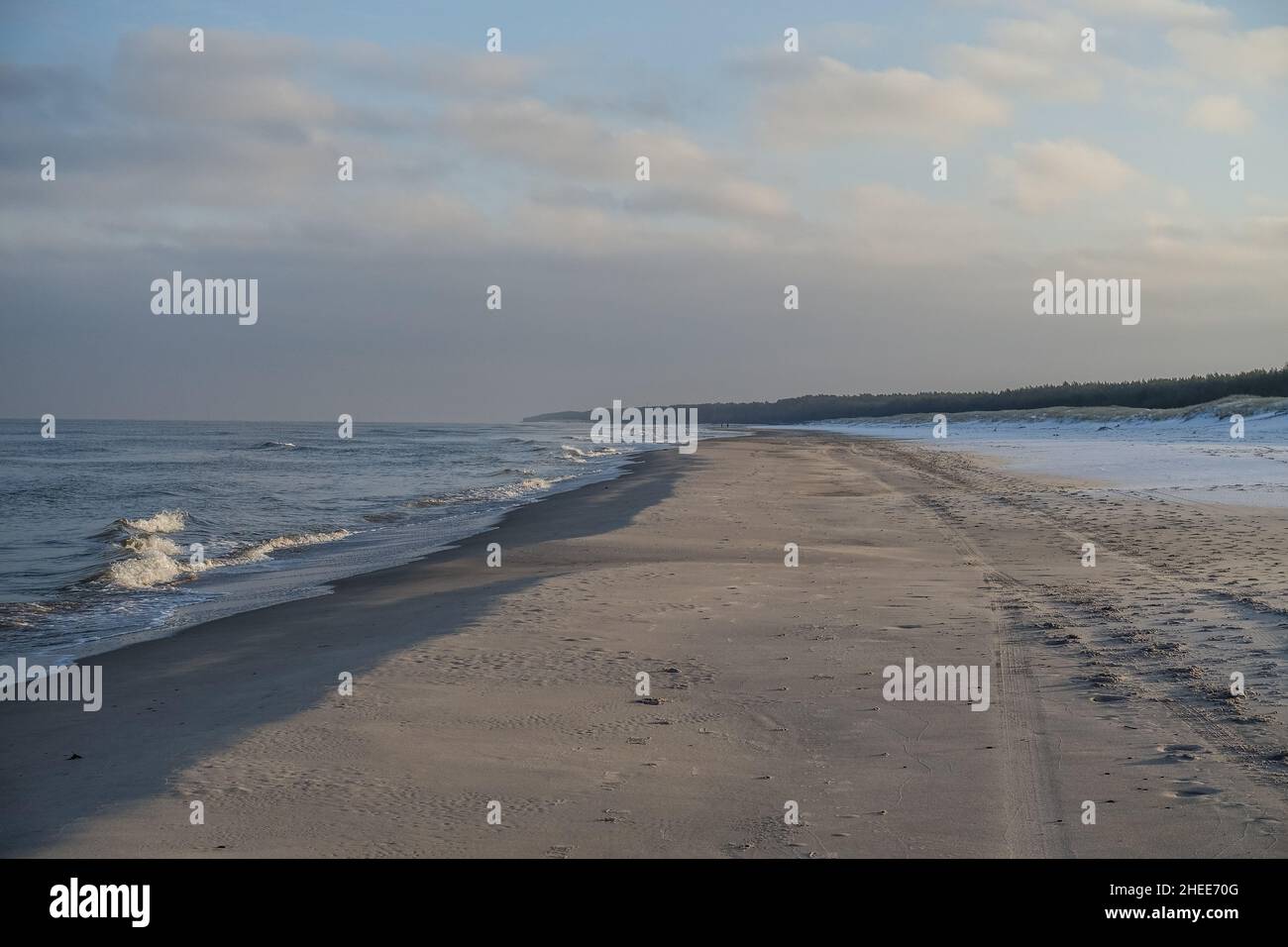 Lubiatowo, Pologne.09th janvier 2022.Lubiatowo, Pologne 9th janv. 2022 vue aérienne de la côte de la mer Baltique dans le paysage d'hiver où la centrale nucléaire sera située est vue à Lubiatowo, municipalité de Choczewo,Pologne le 9 janvier 2022, les villages côtiers de Lubiatowo et de Kopalino ont été nommés par le gouvernement comme lieu de prédilection pour la première grande centrale nucléaire polonaise.(Photo de Vadim Pacajev/Sipa USA) crédit: SIPA USA/Alay Live News Banque D'Images