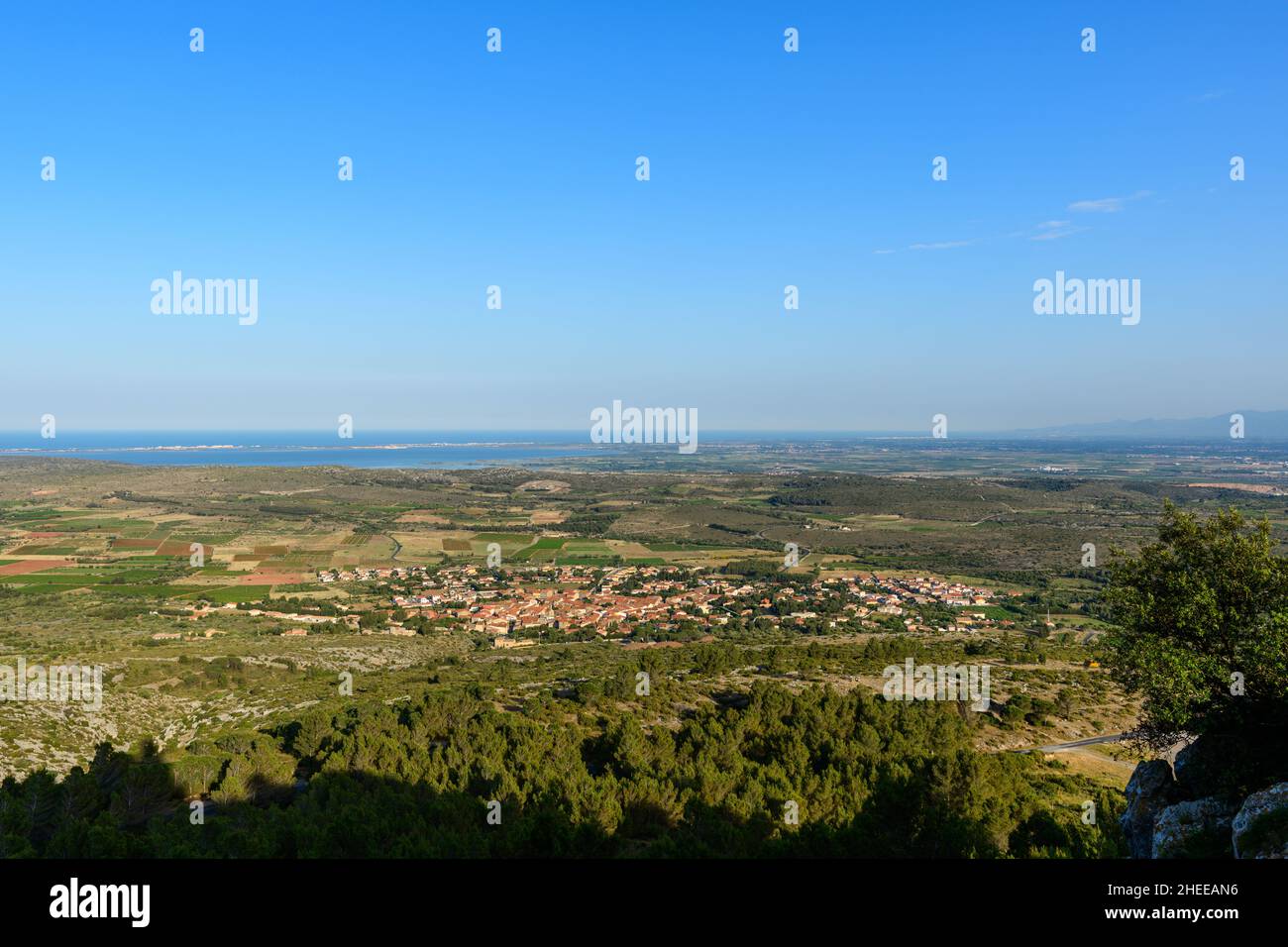 Cette photo de paysage a été prise en Europe, en France, en Occitanie, dans les Pyrénées orientales, en été.Nous voyons le village vu du Château de OPO Banque D'Images