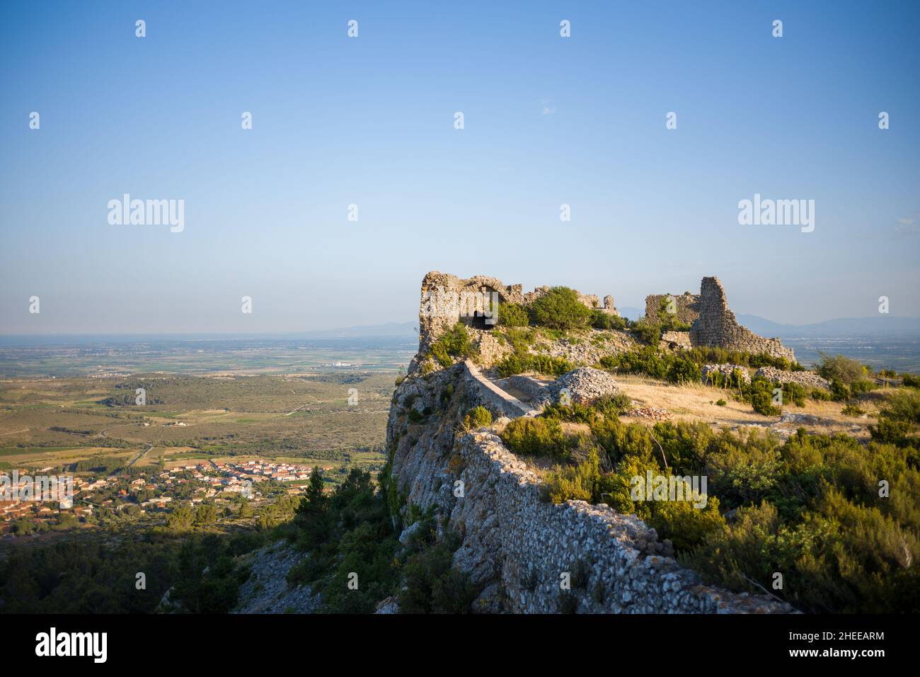 Cette photo de paysage a été prise en Europe, en France, en Occitanie, dans les Pyrénées orientales, en été.Nous voyons le Château d'Opoul Perillos sur son roc Banque D'Images