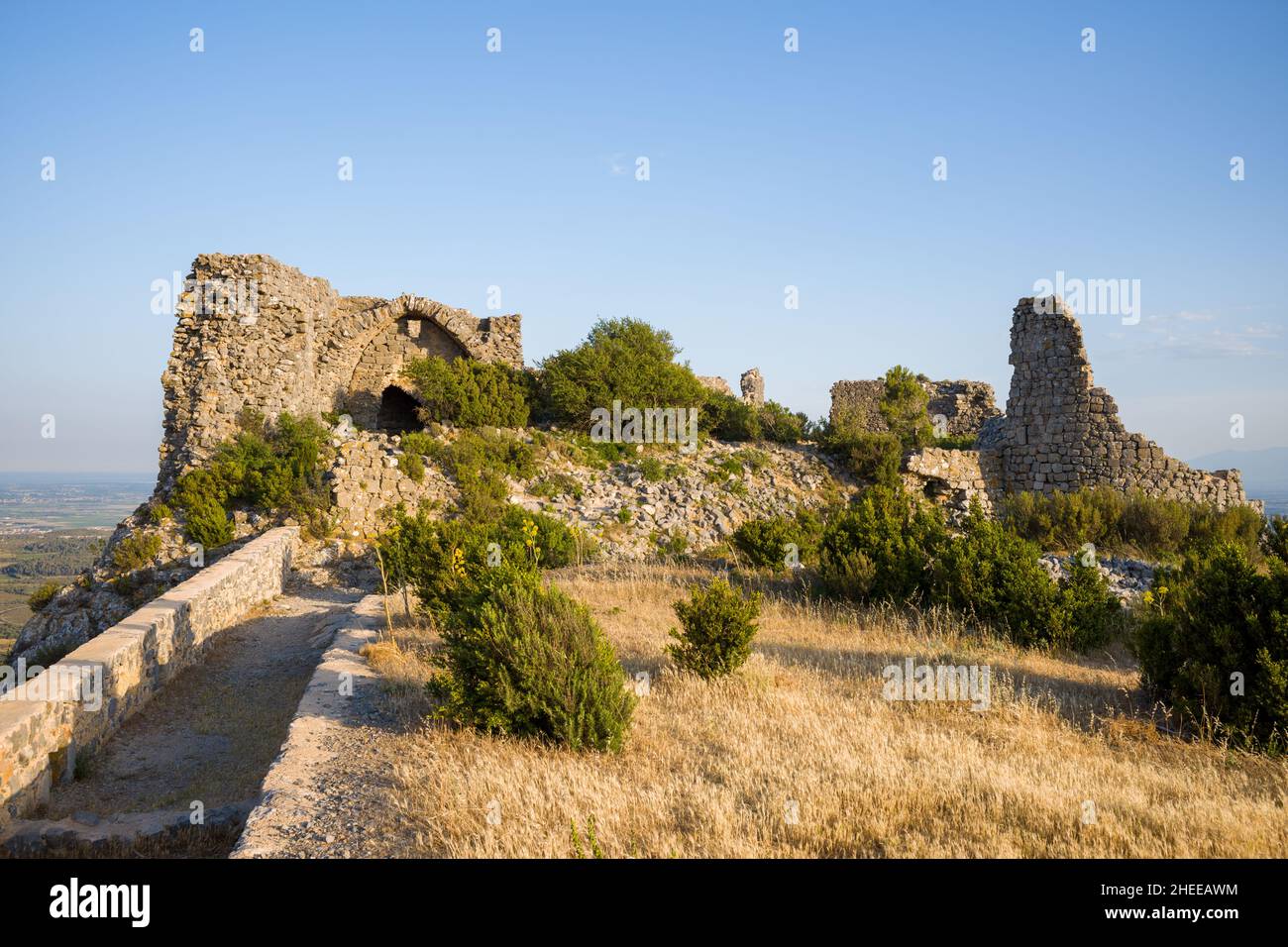 Cette photo de paysage a été prise en Europe, en France, en Occitanie, dans les Pyrénées orientales, en été.Nous voyons le chemin menant au Château d'Opoul Banque D'Images