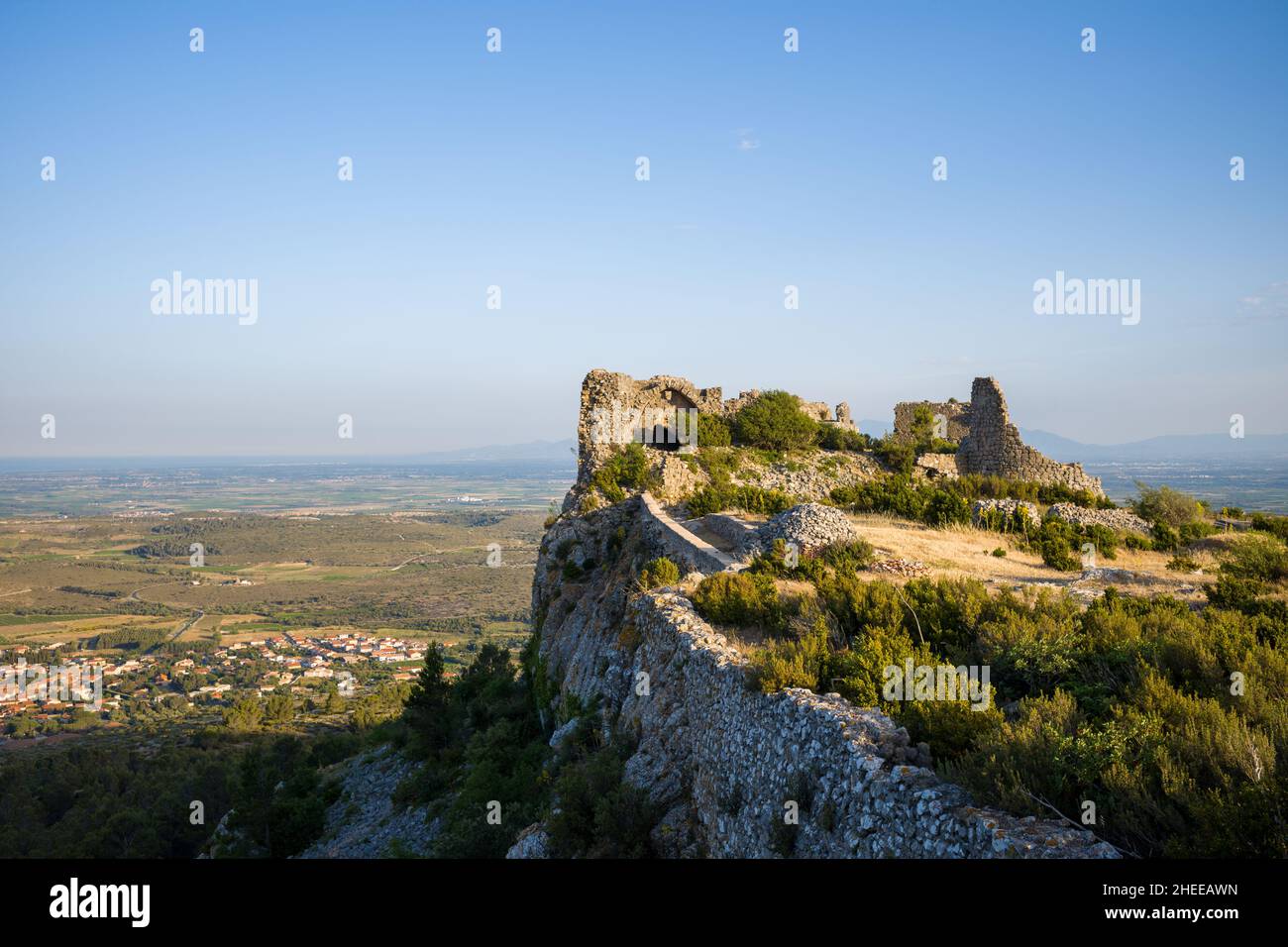 Cette photo de paysage a été prise en Europe, en France, en Occitanie, dans les Pyrénées orientales, en été.Nous voyons le Château d'Opoul Perillos face à Banque D'Images