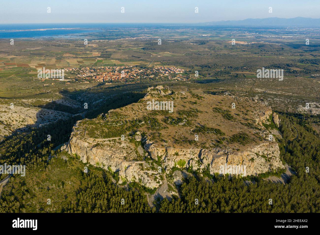 Cette photo de paysage a été prise en Europe, en France, en Occitanie, dans les Pyrénées orientales, en été.Nous voyons le Château d'Opoul Perillos sur son ari Banque D'Images