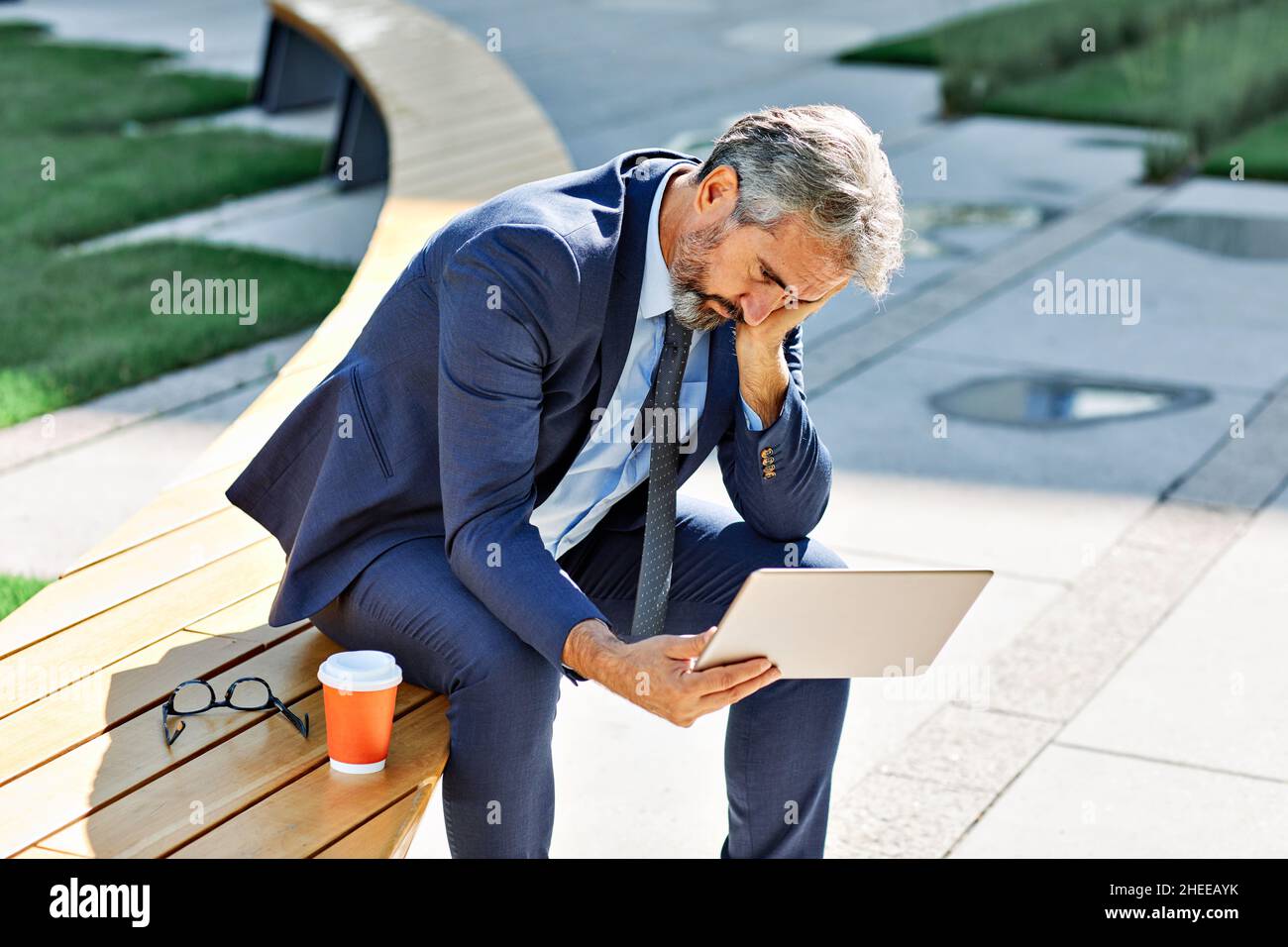 homme d'affaires senior bureau bâtiment portable tablette stress maux de tête inquiet problème Banque D'Images