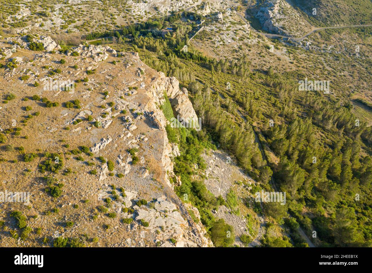 Cette photo de paysage a été prise en Europe, en France, en Occitanie, dans les Pyrénées orientales, en été.Nous voyons les falaises abruptes du Château d'Opoul Banque D'Images