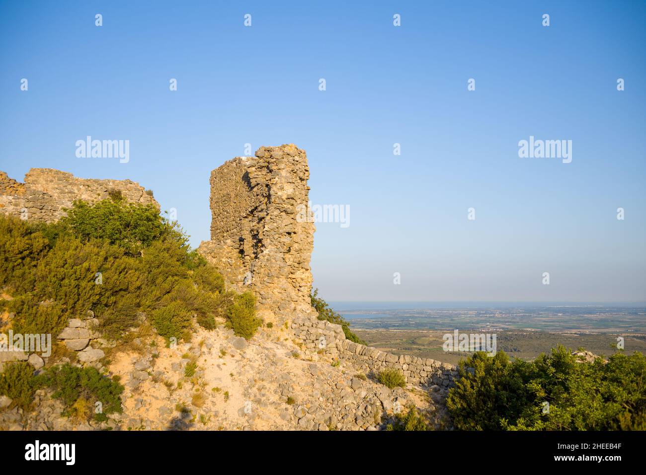 Cette photo de paysage a été prise en Europe, en France, en Occitanie, dans les Pyrénées orientales, en été.Nous voyons la tour en ruines du château d'Opoul Banque D'Images