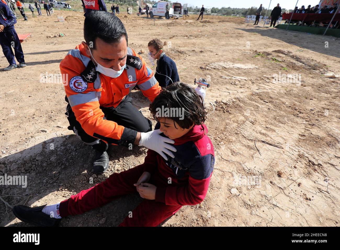 La Défense civile palestinienne mène une manœuvre sur le terrain en prévision des incendies, à Gaza, le 10 janvier 2022. Banque D'Images